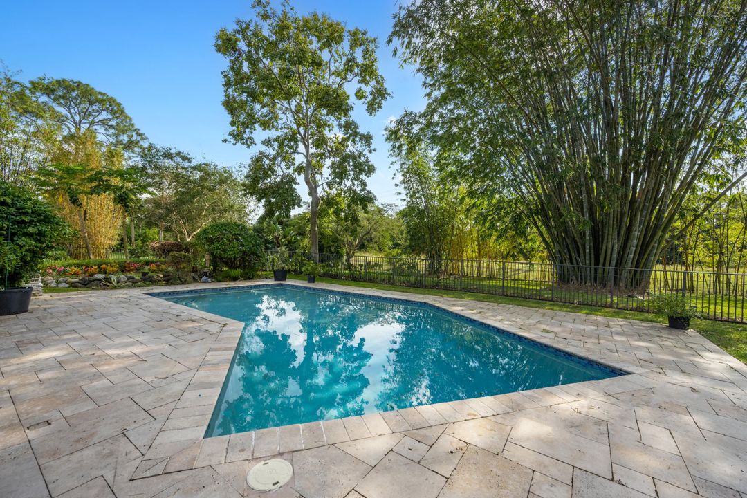 合同活跃: $10,000 (5 贝兹, 4 浴室, 4086 平方英尺)