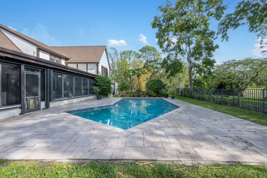 合同活跃: $10,000 (5 贝兹, 4 浴室, 4086 平方英尺)