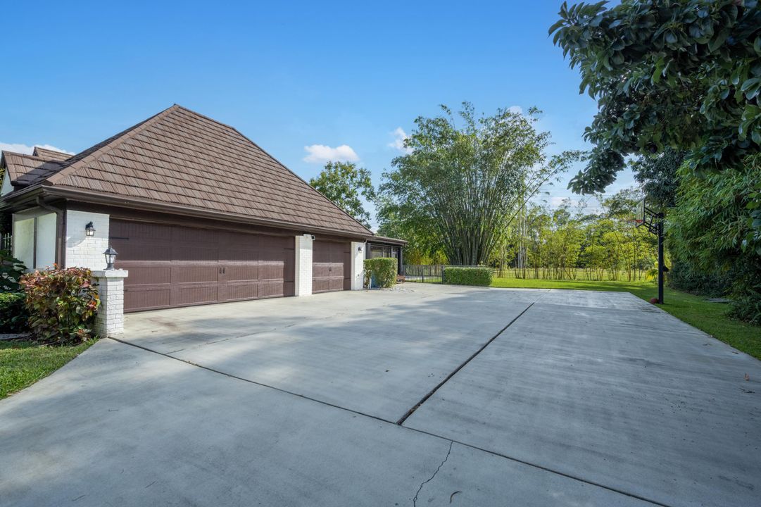 合同活跃: $10,000 (5 贝兹, 4 浴室, 4086 平方英尺)