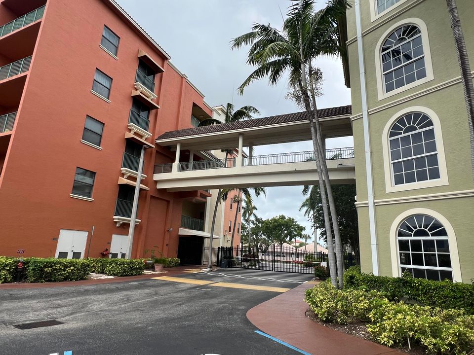 Active With Contract: $2,200 (2 beds, 2 baths, 1344 Square Feet)