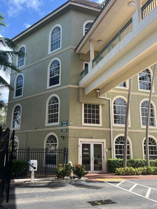 Active With Contract: $2,200 (2 beds, 2 baths, 1344 Square Feet)