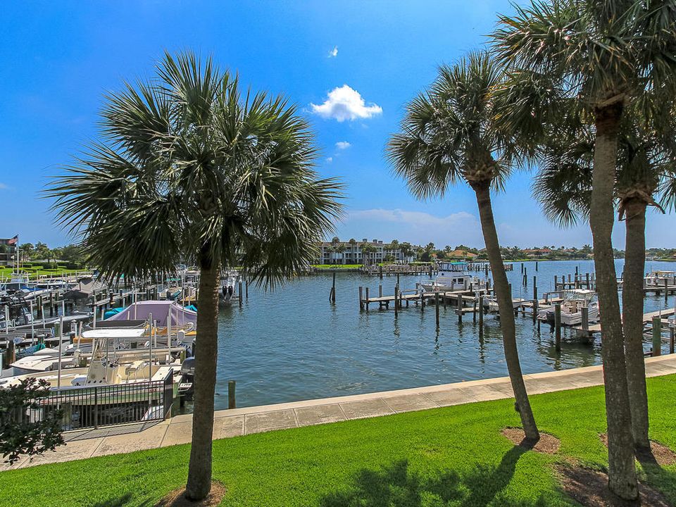 For Sale: $850,000 (2 beds, 3 baths, 1800 Square Feet)