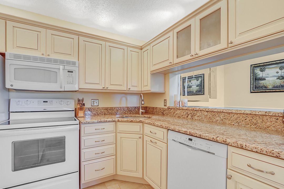 待售: $320,000 (2 贝兹, 2 浴室, 1090 平方英尺)