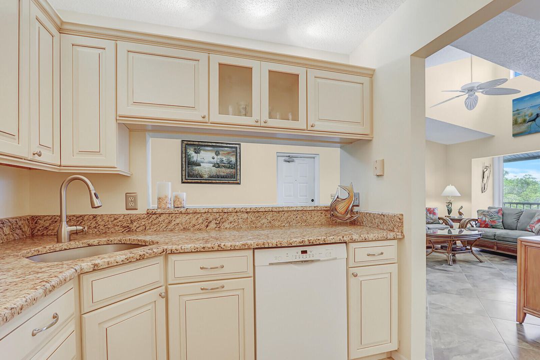 待售: $320,000 (2 贝兹, 2 浴室, 1090 平方英尺)