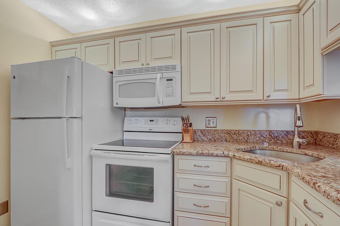 待售: $320,000 (2 贝兹, 2 浴室, 1090 平方英尺)