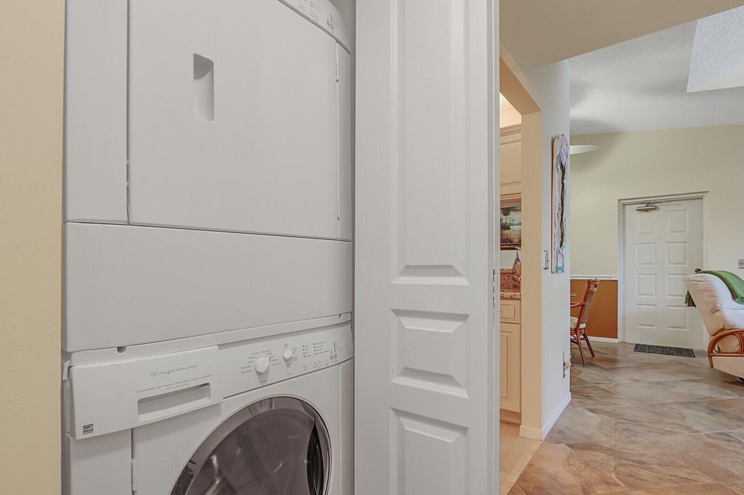 待售: $320,000 (2 贝兹, 2 浴室, 1090 平方英尺)