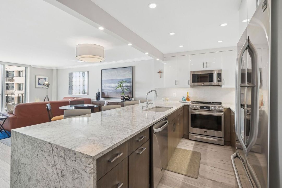 For Rent: $3,000 (1 beds, 1 baths, 890 Square Feet)