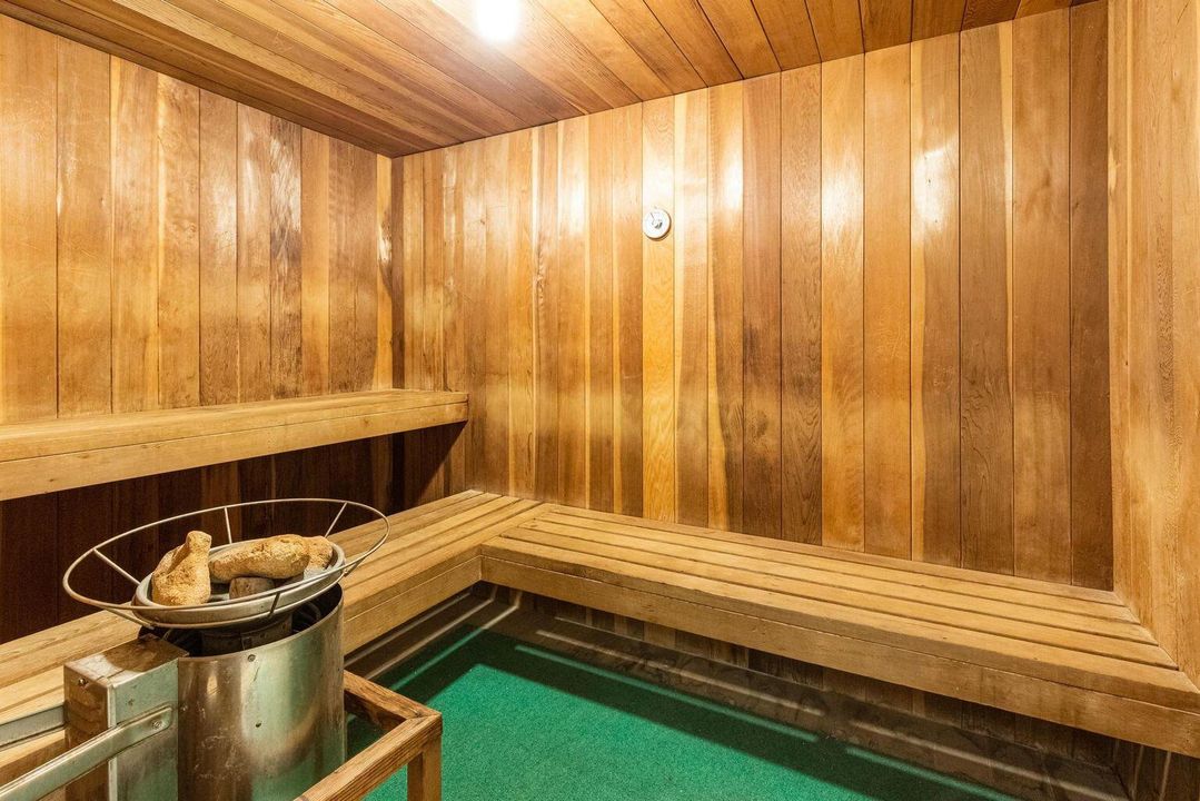 For Rent: $3,000 (1 beds, 1 baths, 890 Square Feet)