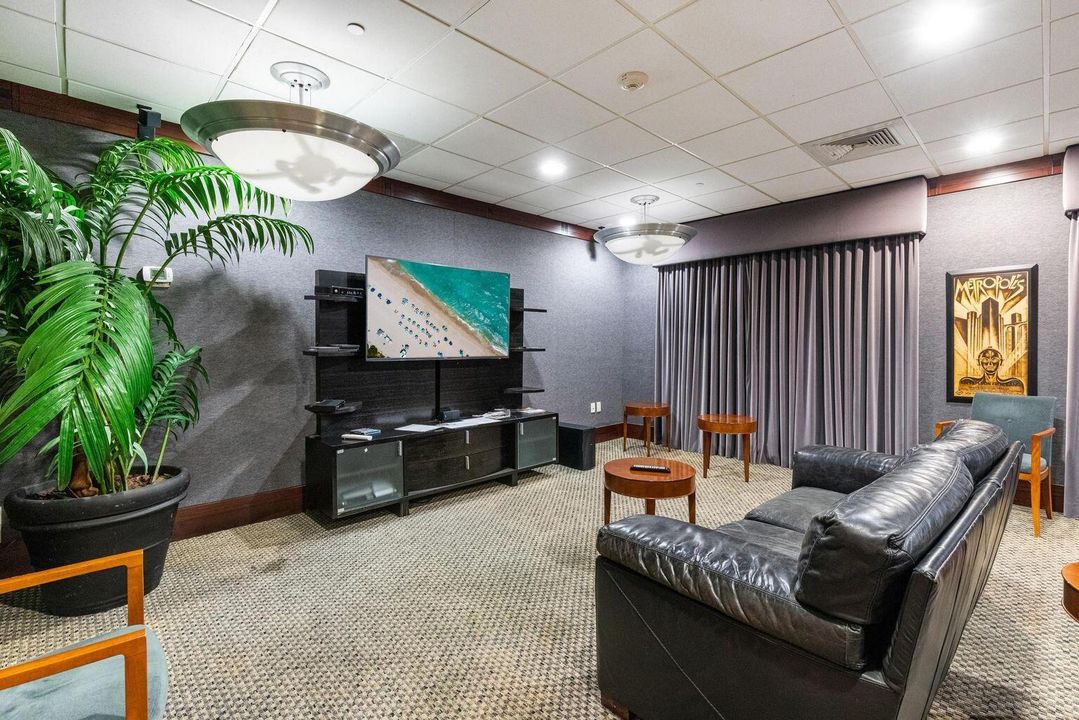 For Rent: $3,000 (1 beds, 1 baths, 890 Square Feet)