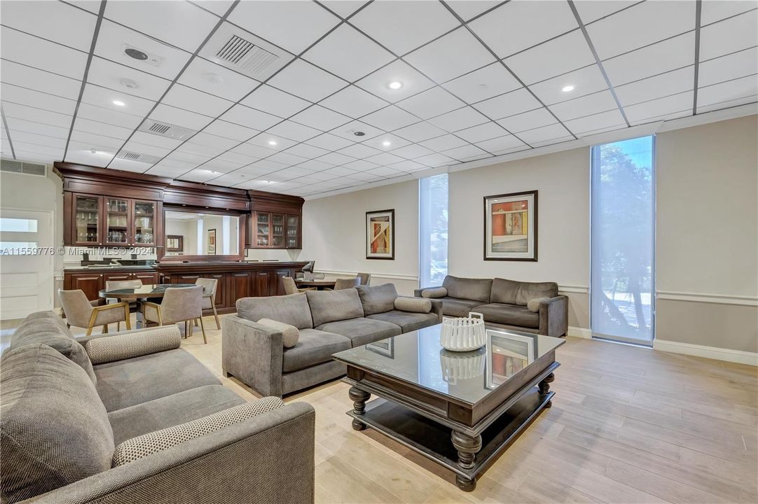 For Rent: $3,000 (1 beds, 1 baths, 890 Square Feet)