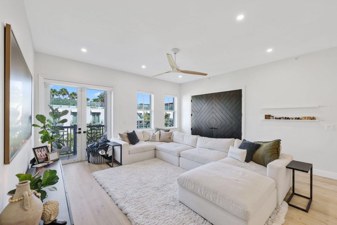 Под контрактом: $10,000 (2 спален, 2 ванн, 2153 Квадратных фут)