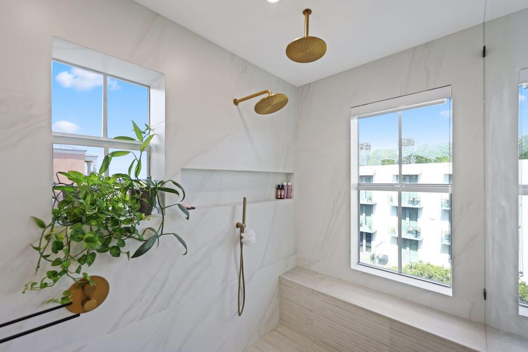 Под контрактом: $10,000 (2 спален, 2 ванн, 2153 Квадратных фут)