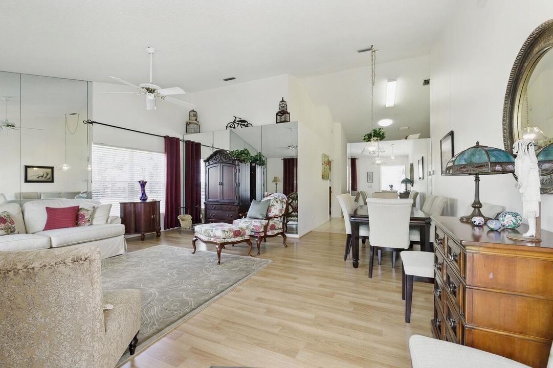 На продажу: $269,900 (2 спален, 2 ванн, 1372 Квадратных фут)