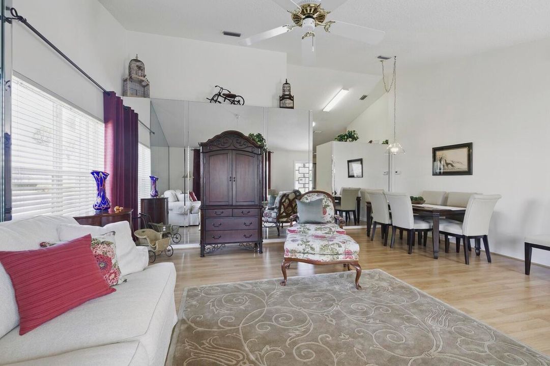 На продажу: $269,900 (2 спален, 2 ванн, 1372 Квадратных фут)