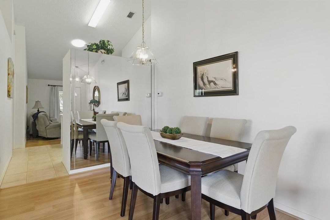 На продажу: $269,900 (2 спален, 2 ванн, 1372 Квадратных фут)