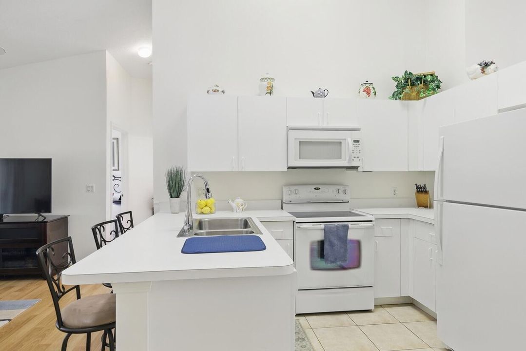 На продажу: $269,900 (2 спален, 2 ванн, 1372 Квадратных фут)