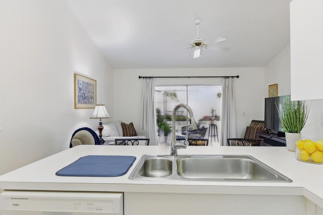 На продажу: $269,900 (2 спален, 2 ванн, 1372 Квадратных фут)