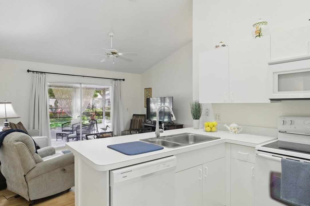 На продажу: $269,900 (2 спален, 2 ванн, 1372 Квадратных фут)