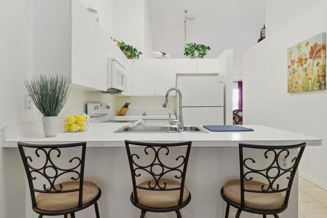 На продажу: $269,900 (2 спален, 2 ванн, 1372 Квадратных фут)