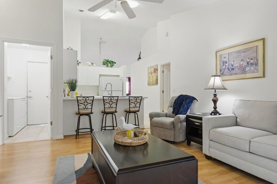 На продажу: $269,900 (2 спален, 2 ванн, 1372 Квадратных фут)