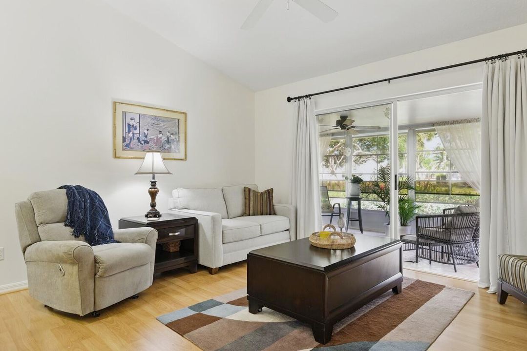 На продажу: $269,900 (2 спален, 2 ванн, 1372 Квадратных фут)