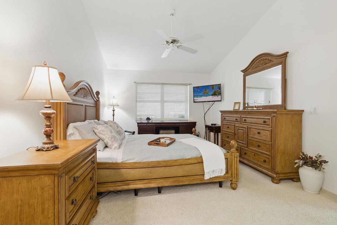 На продажу: $269,900 (2 спален, 2 ванн, 1372 Квадратных фут)