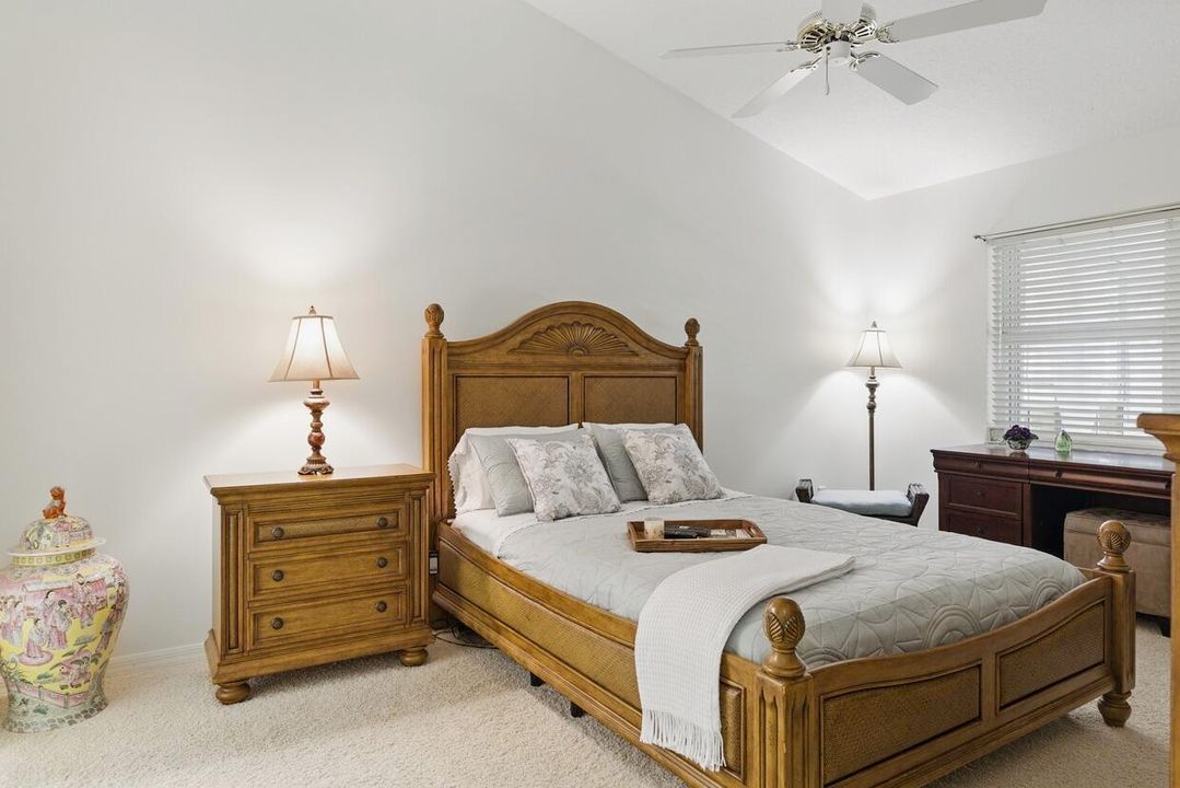 На продажу: $269,900 (2 спален, 2 ванн, 1372 Квадратных фут)