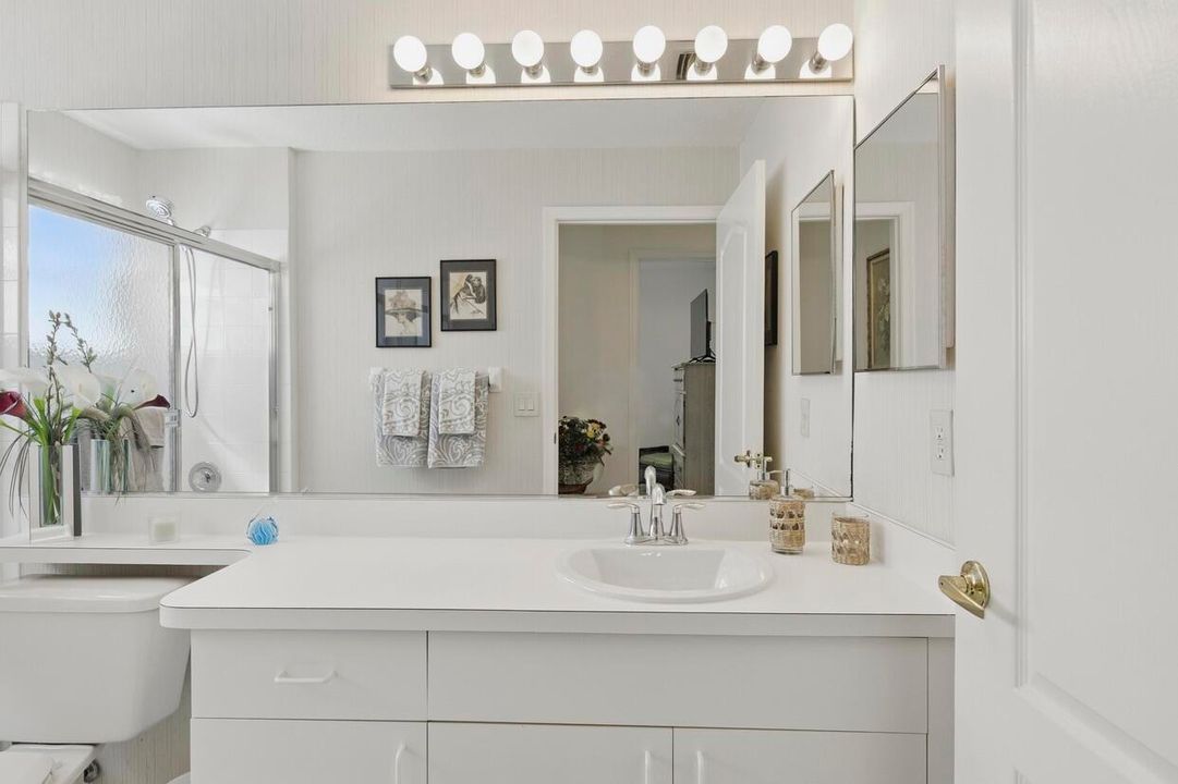 На продажу: $269,900 (2 спален, 2 ванн, 1372 Квадратных фут)