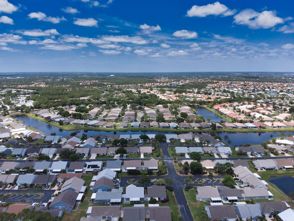 На продажу: $269,900 (2 спален, 2 ванн, 1372 Квадратных фут)