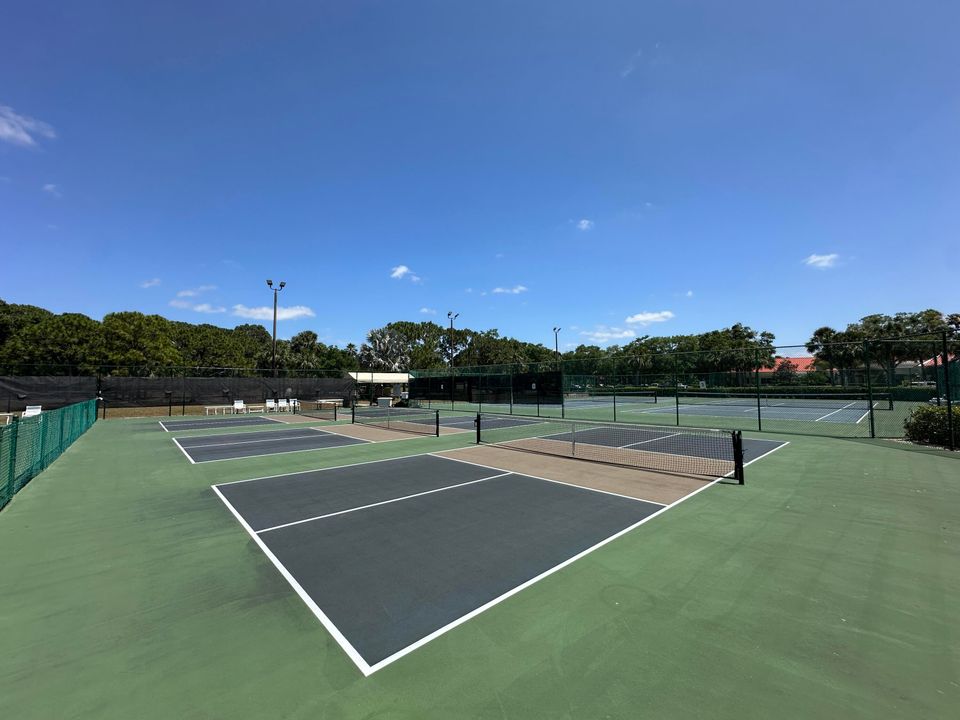 На продажу: $269,900 (2 спален, 2 ванн, 1372 Квадратных фут)