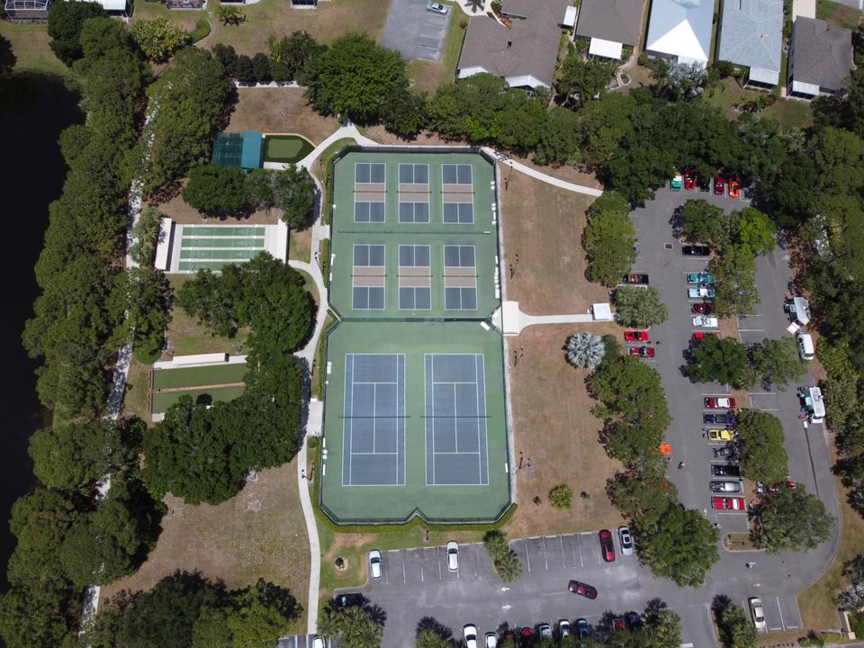 На продажу: $269,900 (2 спален, 2 ванн, 1372 Квадратных фут)