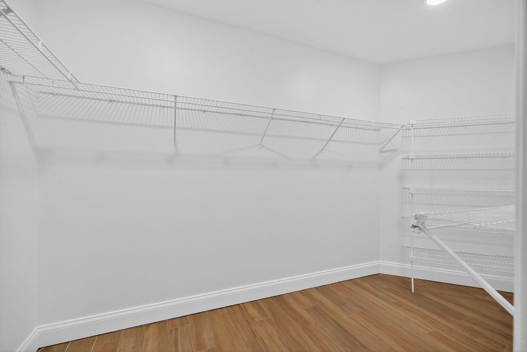 Activo con contrato: $5,999 (4 camas, 2 baños, 3176 Pies cuadrados)