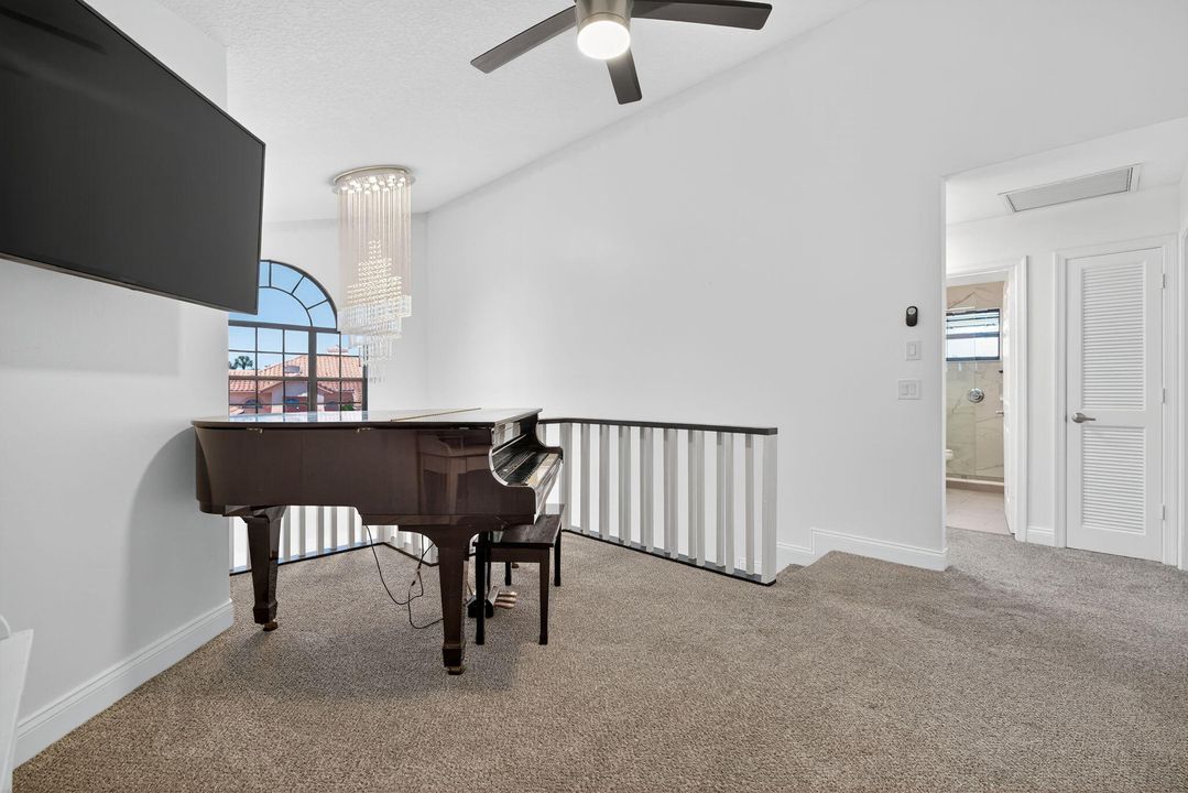 Activo con contrato: $5,999 (4 camas, 2 baños, 3176 Pies cuadrados)