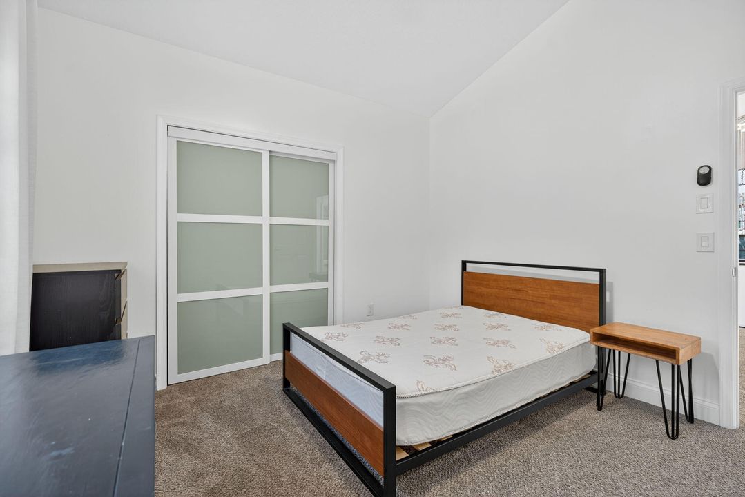 Activo con contrato: $5,999 (4 camas, 2 baños, 3176 Pies cuadrados)