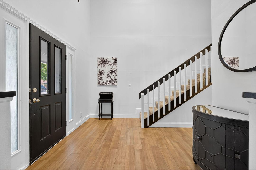 Activo con contrato: $5,999 (4 camas, 2 baños, 3176 Pies cuadrados)