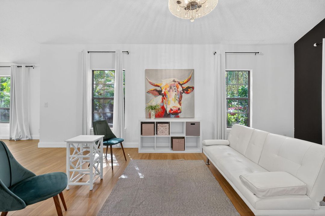 Activo con contrato: $5,999 (4 camas, 2 baños, 3176 Pies cuadrados)