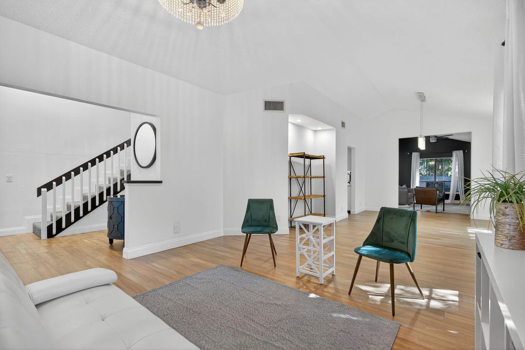 Activo con contrato: $5,999 (4 camas, 2 baños, 3176 Pies cuadrados)