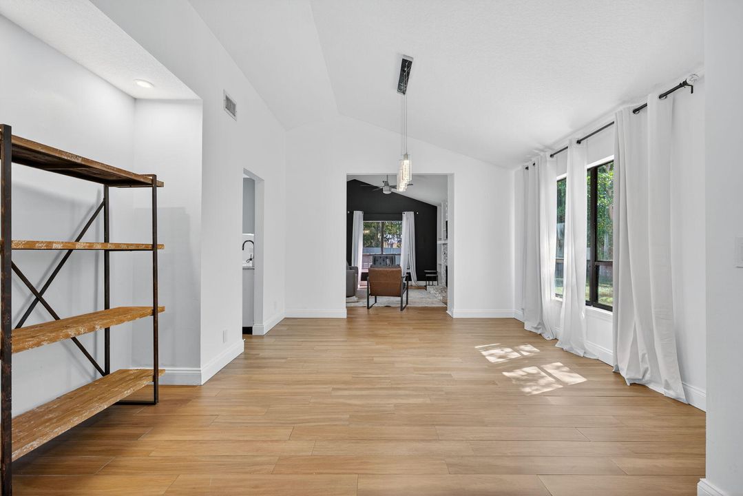 Activo con contrato: $5,999 (4 camas, 2 baños, 3176 Pies cuadrados)