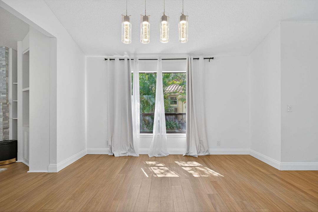 Activo con contrato: $5,999 (4 camas, 2 baños, 3176 Pies cuadrados)