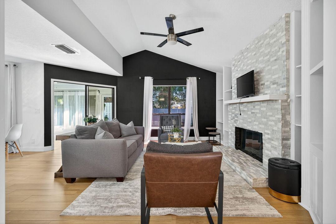 Activo con contrato: $5,999 (4 camas, 2 baños, 3176 Pies cuadrados)