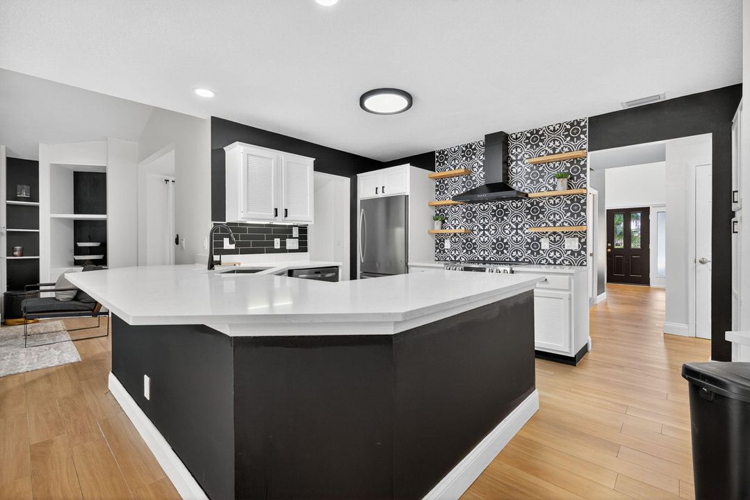 Activo con contrato: $5,999 (4 camas, 2 baños, 3176 Pies cuadrados)