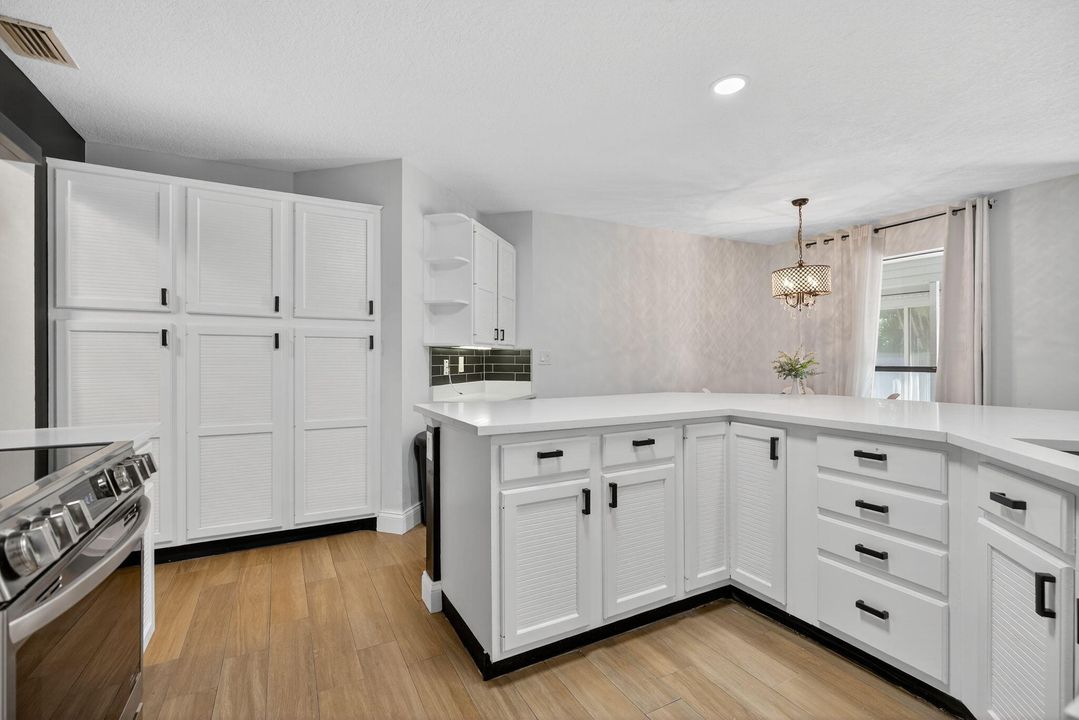 Activo con contrato: $5,999 (4 camas, 2 baños, 3176 Pies cuadrados)