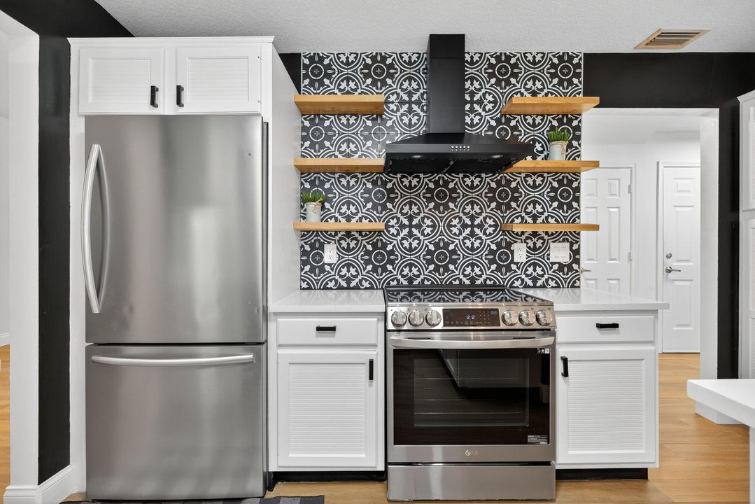 Activo con contrato: $5,999 (4 camas, 2 baños, 3176 Pies cuadrados)