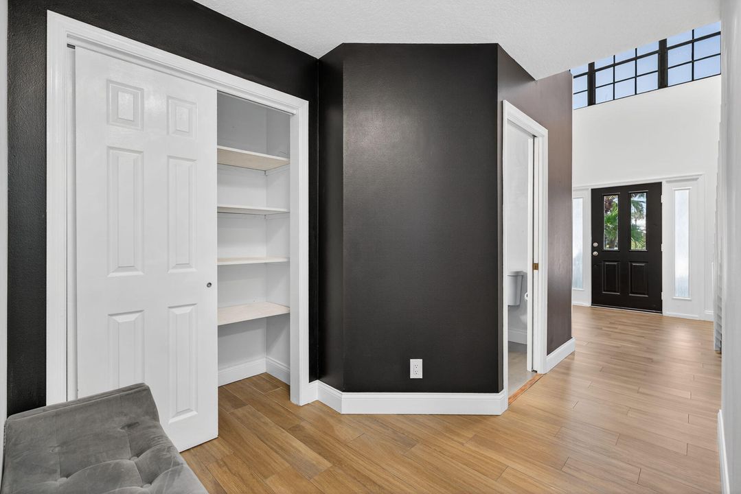 Activo con contrato: $5,999 (4 camas, 2 baños, 3176 Pies cuadrados)