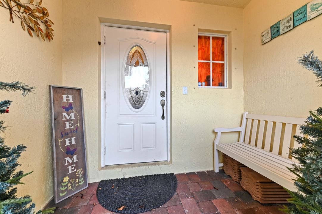 合同活跃: $330,000 (2 贝兹, 2 浴室, 1383 平方英尺)