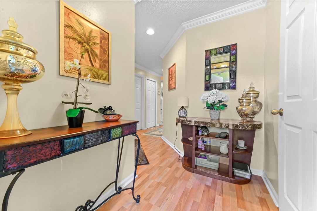 合同活跃: $330,000 (2 贝兹, 2 浴室, 1383 平方英尺)