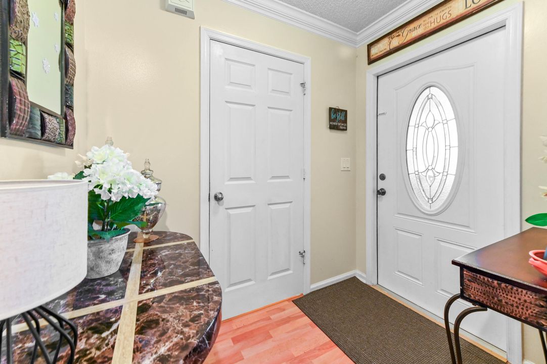 合同活跃: $330,000 (2 贝兹, 2 浴室, 1383 平方英尺)