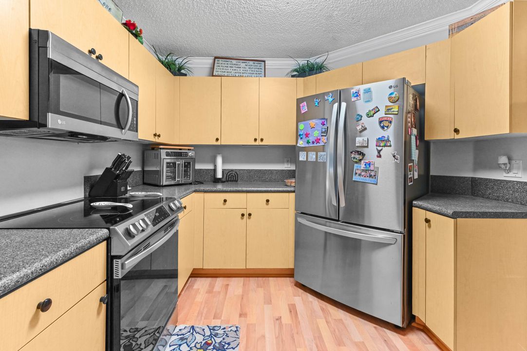 合同活跃: $330,000 (2 贝兹, 2 浴室, 1383 平方英尺)