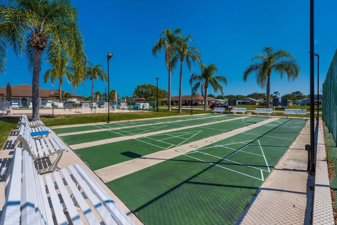 合同活跃: $175,000 (2 贝兹, 2 浴室, 1228 平方英尺)