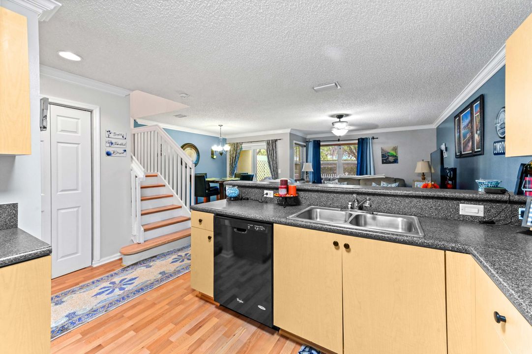 合同活跃: $330,000 (2 贝兹, 2 浴室, 1383 平方英尺)